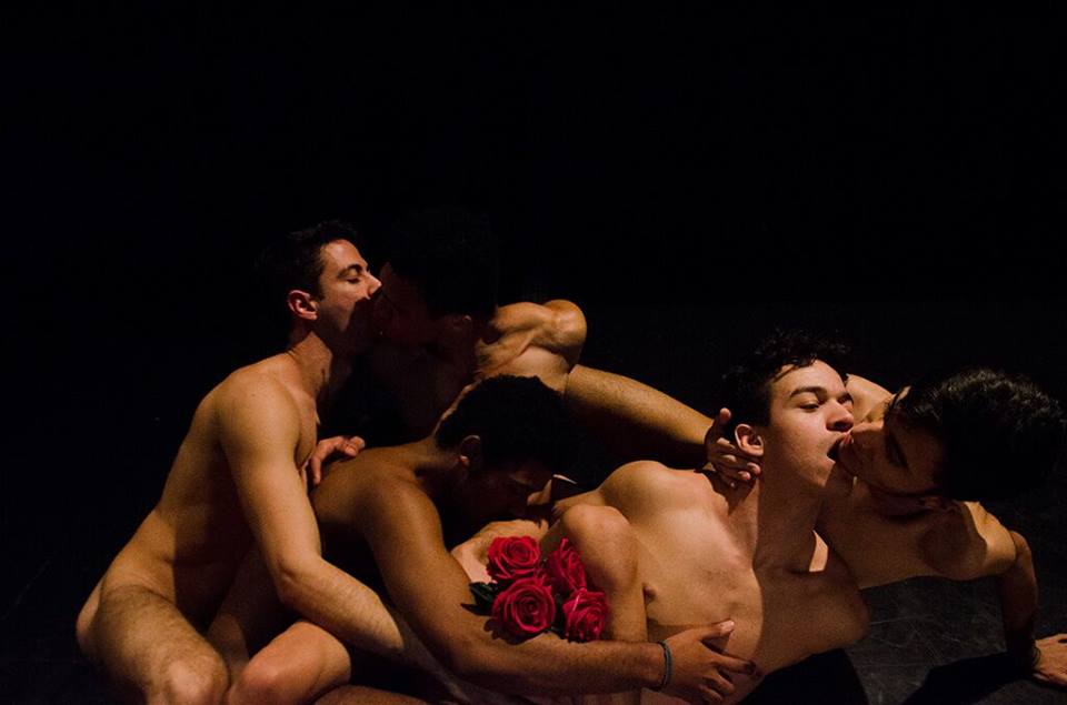 Com atores pelados, peça fala sobre homofobia: Meninos Também Amam reestreia na SP Escola de Teatro