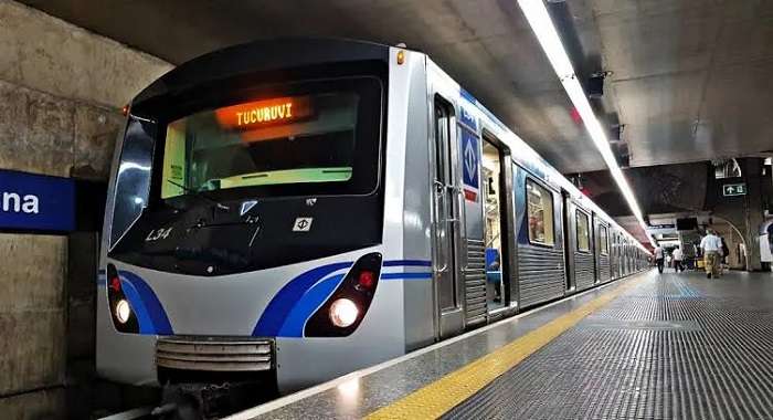 Gay é indenizado pelo metrô após ser agredido dentro do vagão