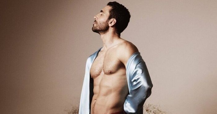 Ator espanhol Miguel Ángel Silvestre aparece pelado em revista espanhola