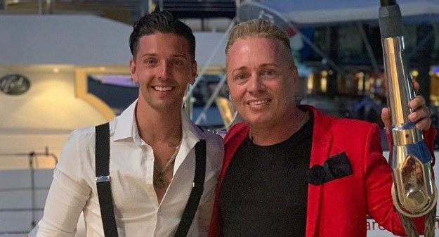 Milionário gay Barrie Drewitt-Barlow vai se casar com ex-namorado da filha, Scott