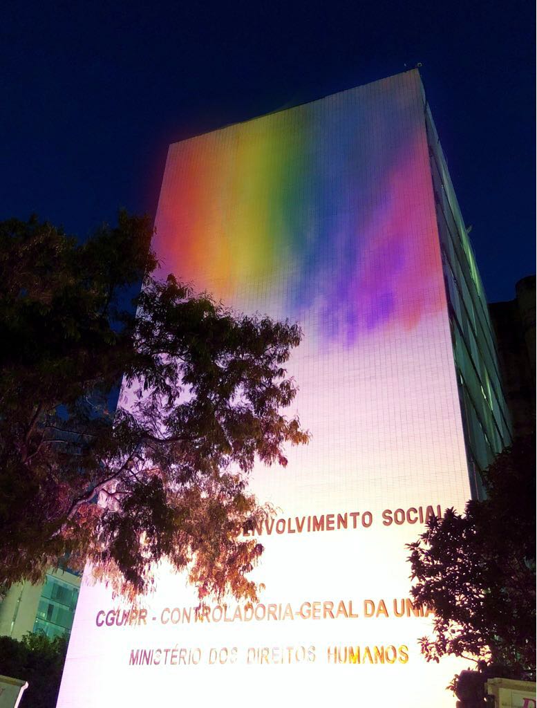 Prédio do Ministério dos Direitos Humanos é iluminado com as cores do orgulho gay
