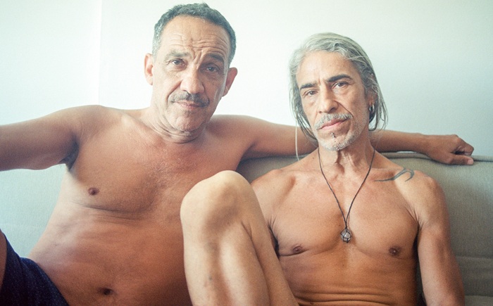 Rafael Medina assina fotos da exposição no Museu da Diversidade Sexual