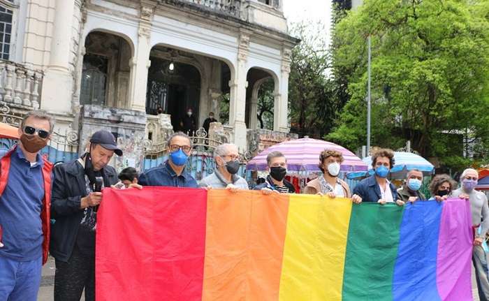 Protesto em frente ao Casarão da Paulista reúne ativistas gays e lésbicas. Foto: Pedro Stephan
