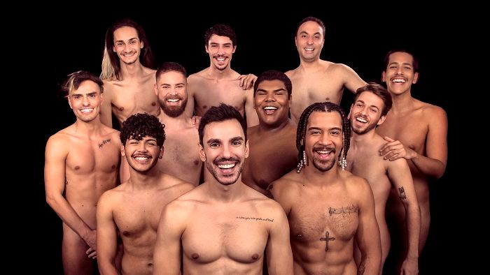 Elenco totalmente pelado estrela a peça Naked Boys Singing! em São Paulo
