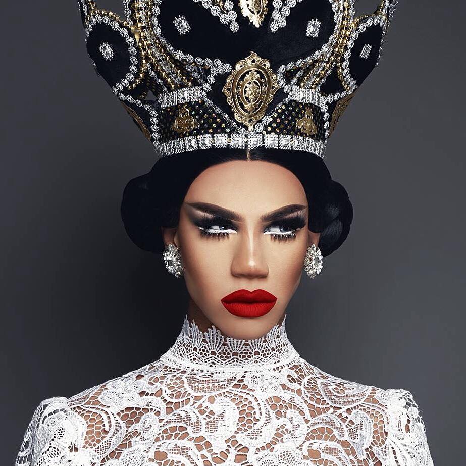 Drag queen Naomi Smalls é atração de festa gay no Rio e em São Paulo