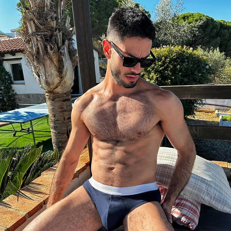 Médico é demitido após abrir conta no Onlyfans