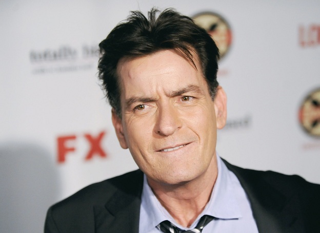 Charlie Sheen revela que é soropositivo e espera ajudar a quebrar estigma de pessoas com HIV