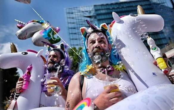 20 imagens e fotos da parada LGBT de Berlim