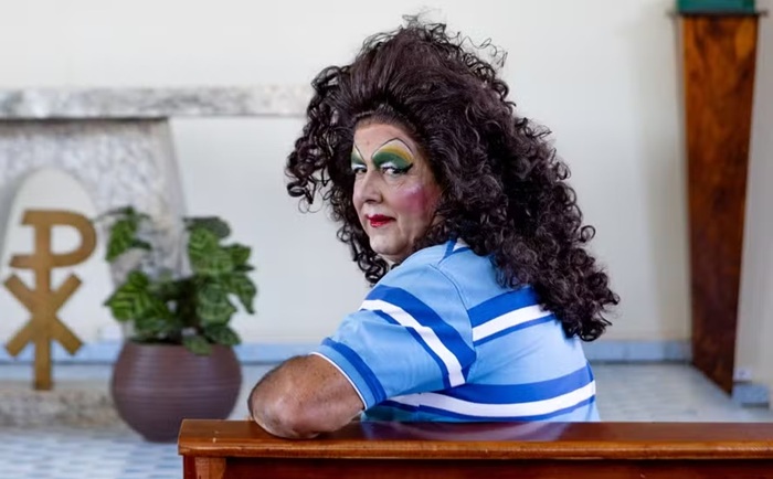Exposição na Mooca coloca pai de artista como drag