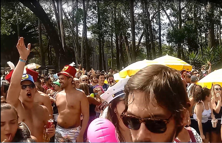 Bloco Agrada Gregos reúne multidão de gays no carnaval de São Paulo. Assista