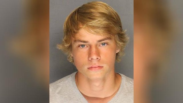 Jovem de 18 anos ataca clube gay na Califórnia com arma de paintball