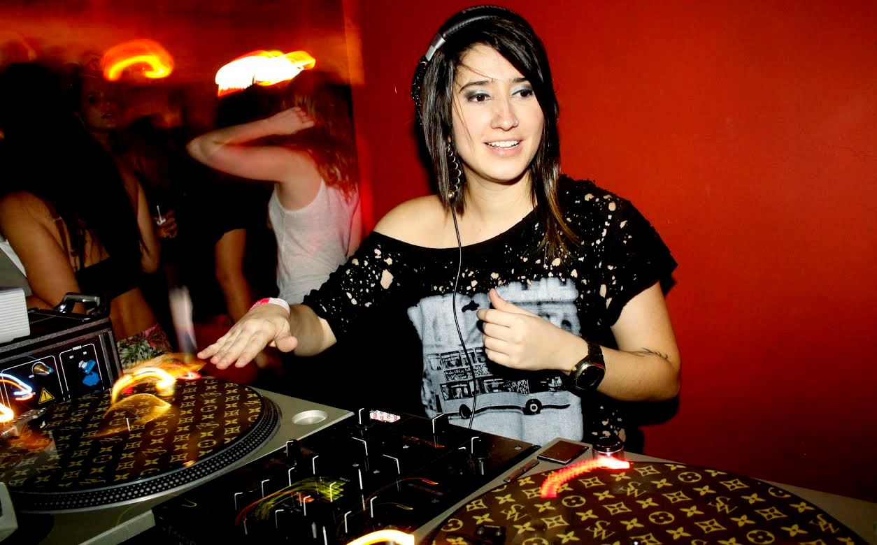 DJ Cinara Martins é atração da festa lésbica Baile das Marinheiras no Club Yacht