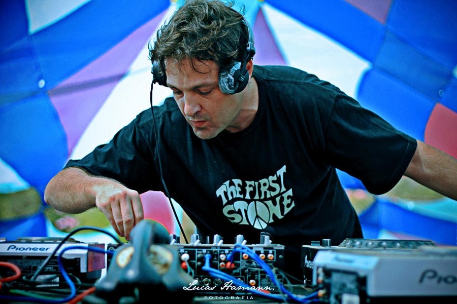 Juarez Petrillo, o DJ Swarup, toca no Amsterdam Pop Club