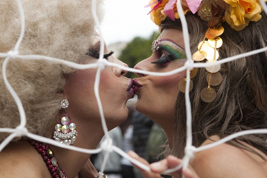 As drags Dindry Buck e Sissi Girl são retratadas na mostra