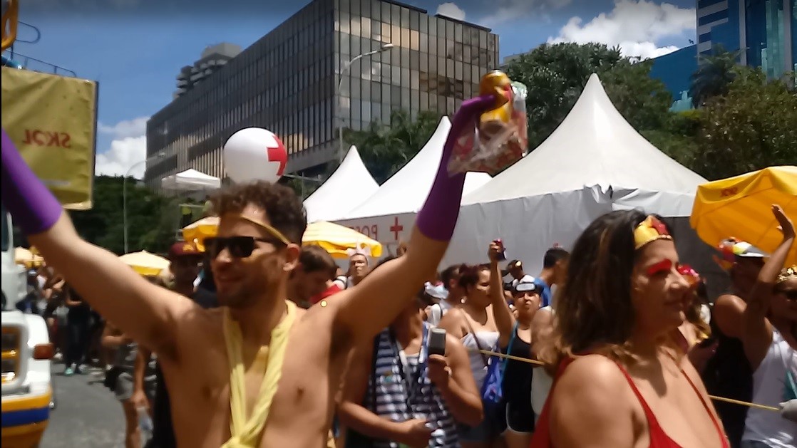 Domingo Ela Não Vai: bloco gay de carnaval faz sucesso em São Paulo em 2018
