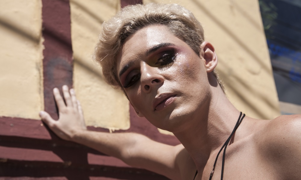 Silvino lança 'Atrito', sobre o amor entre gays afeminados