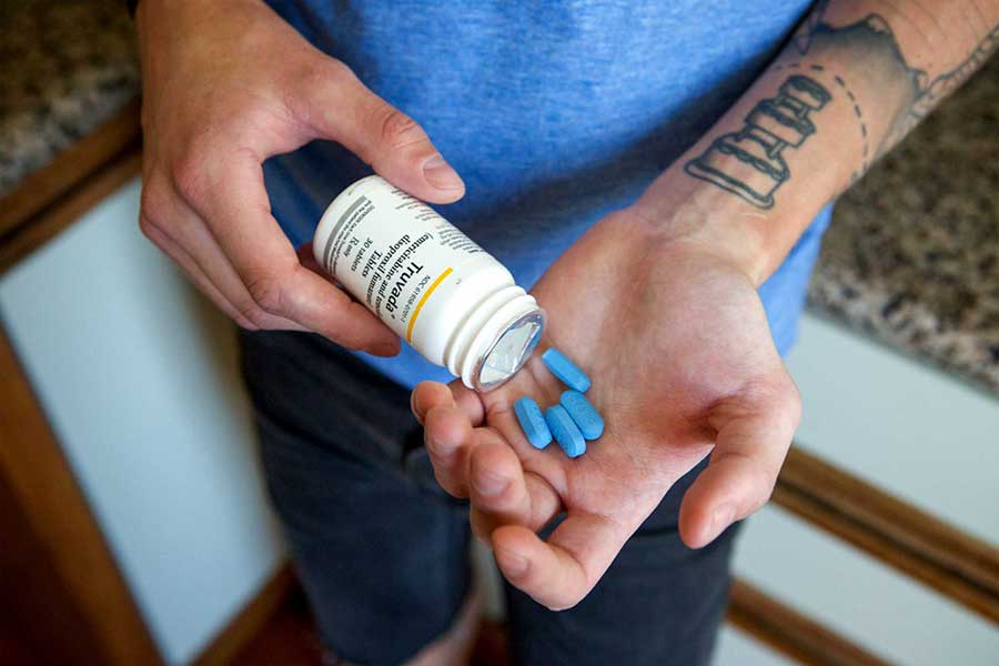 Homem contrai HIV mesmo tomando Truvada, que faz parte da PrEP