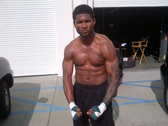 Usher aparece pelado de bunda de fora no filme Hearts of Stone