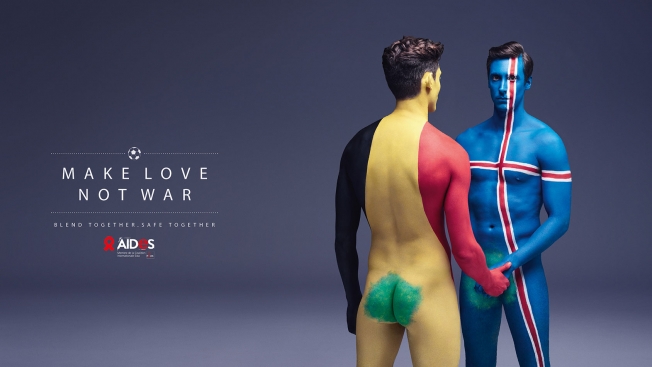 Campanha da ONG Aides tira a roupa de modelos para conscientizar sobre a aids em clima de Eurocopa