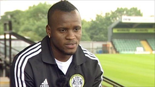 Jogador de futebol Al Bangura diz que chegou ao Reino Unido como escravo sexual gay