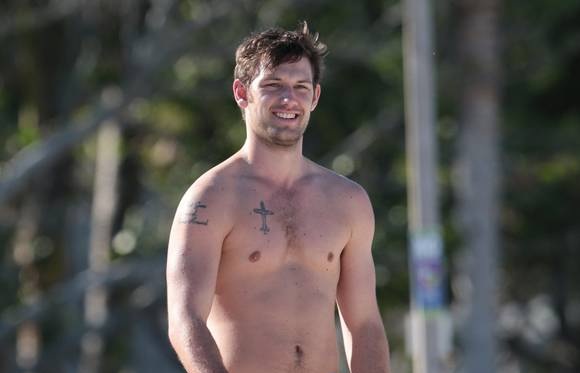 Alex Pettyfer tira a roupa para Mario Testino