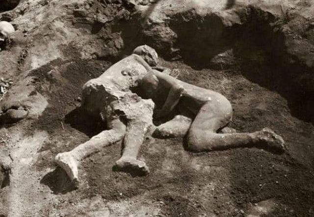 Corpos encontrados em Pompeia, vítimas do Vesúvio, chamados de As Donzelas, podem ser amantes gays