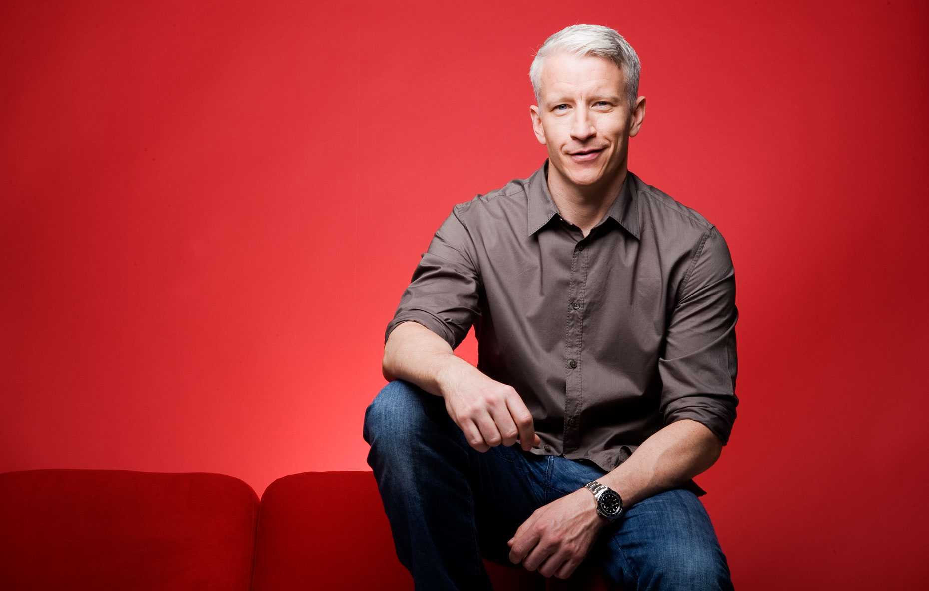 Anderson Cooper: jornalista gato e gay faz 50 anos