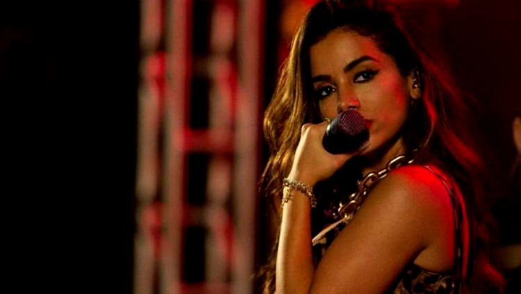 Anitta não se posiciona durante as eleições e fãs gays promovem boicote à cantora