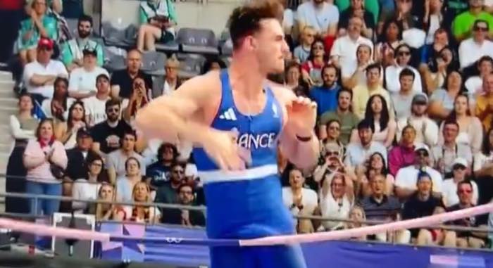 Atleta francês perde salto com vara por causa da 'vara'