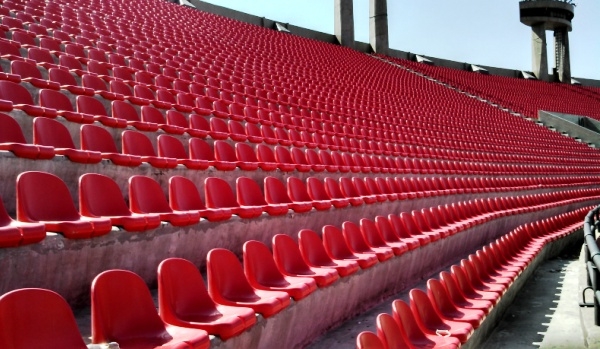 Ator que vive gay no teatro sofre violência homofóbica em estádio de futebol