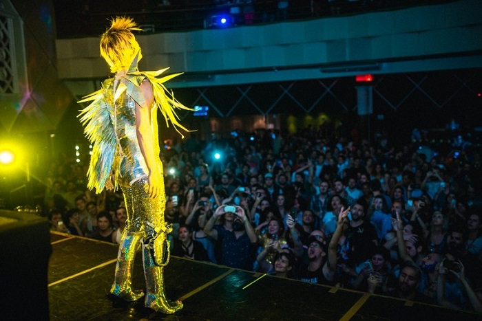 Ikaro Kadoshi faz apresentação no Baile do Bowie, festa de Flávia Durante