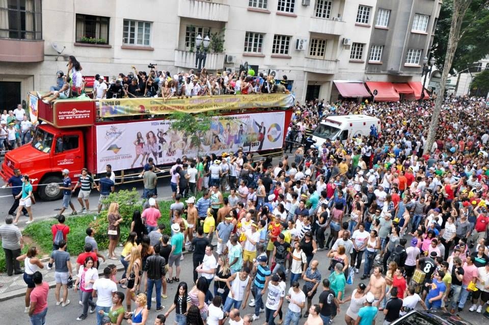 Roberto Mafra comanda a Banda do Fuxico, mais tradicional bloco gay, LGBT, do carnaval de São Paulo