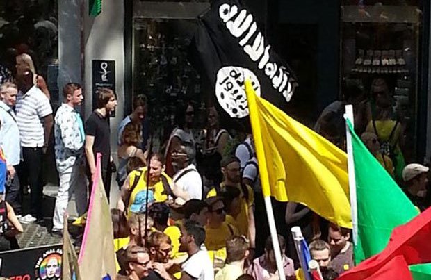 Jornalista da CNN confunde bandeira do Estado Islâmico na Parada do Orgulho Gay de Londres com menção a dildos e pênis