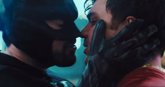 Em clipe do Coheed and Cambria, Batman e Superman são gays e se apaixonam