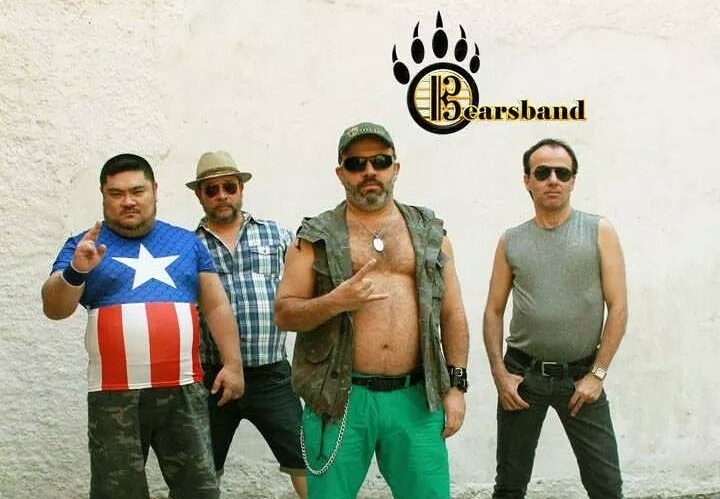 A Bearsband, banda formada por ursos gays, toca no Gillan's Inn English Rock Bar