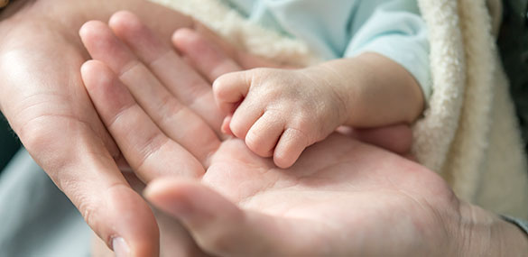 Bebê nascido de homem transexual pode ter dois pais