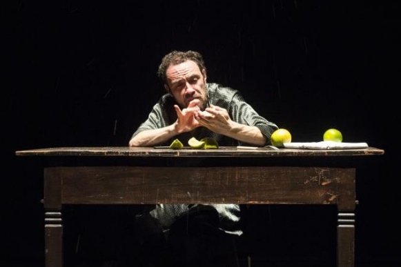 Rodolfo Lima interpreta gay envelhecido em Bicha Oca, em cartaz em São Paulo