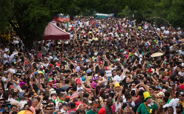 Bloco Boca de Veludo estreia no carnaval pelas ruas de Pinheiros, em São Paulo