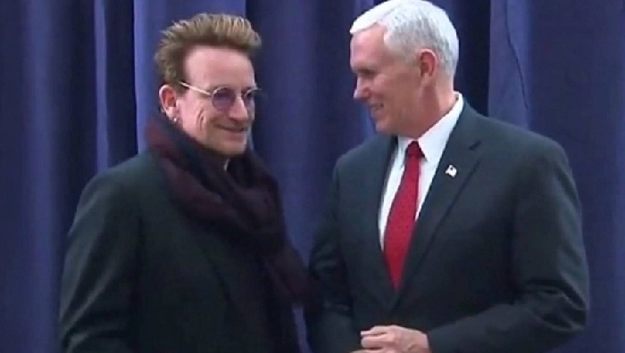 Bono encontra e elogia Mike Pence, vice-presidente homofóbico dos EUA