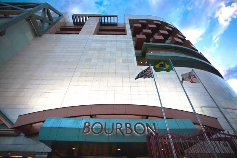 Shopping Bourbon em São Paulo proíbe entrada de bandeira LGBT