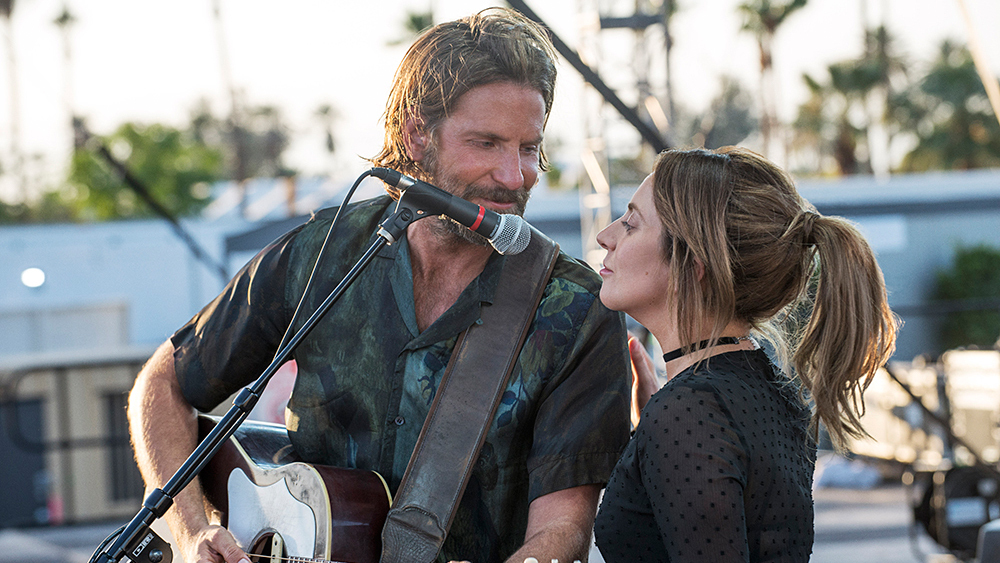 Lady Gaga e Bradley Cooper se conhecem em um bar de drag queens no filme Nasce Uma Estrela