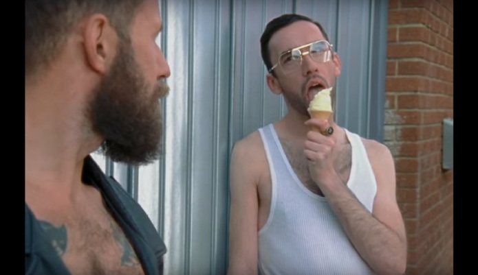 Brendan Maclean lança clipe que flerta com pornô gay e fala de fetiches, fisting e pissing