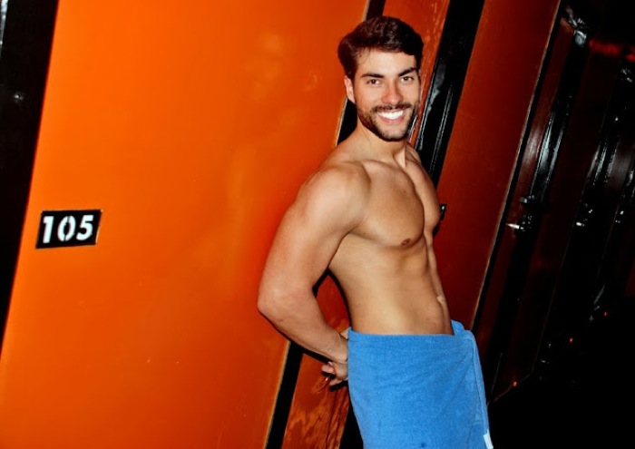 Bruno Camargo faz show como go-go dancer no 269 Chilli Pepper Single Hotel de Belo Horizonte