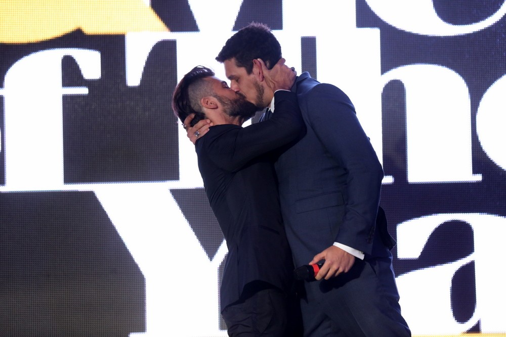 Bruno Gagliasso e João Vicente de Castro protagonizam beijo gay no prêmio Men of the Year, MOTY