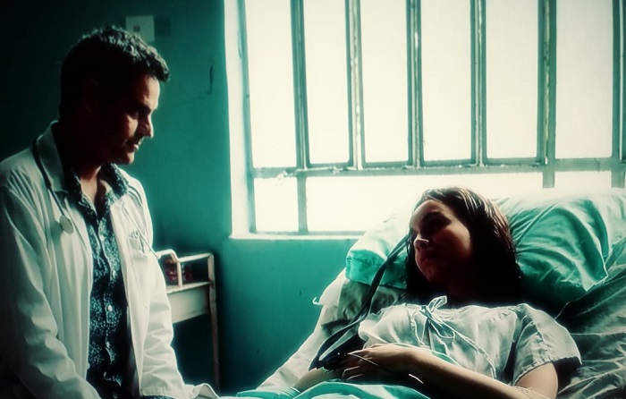 Décio (Bruno Garcia), médico gay atende paciente trans Jamille (Gabrielle Joie)