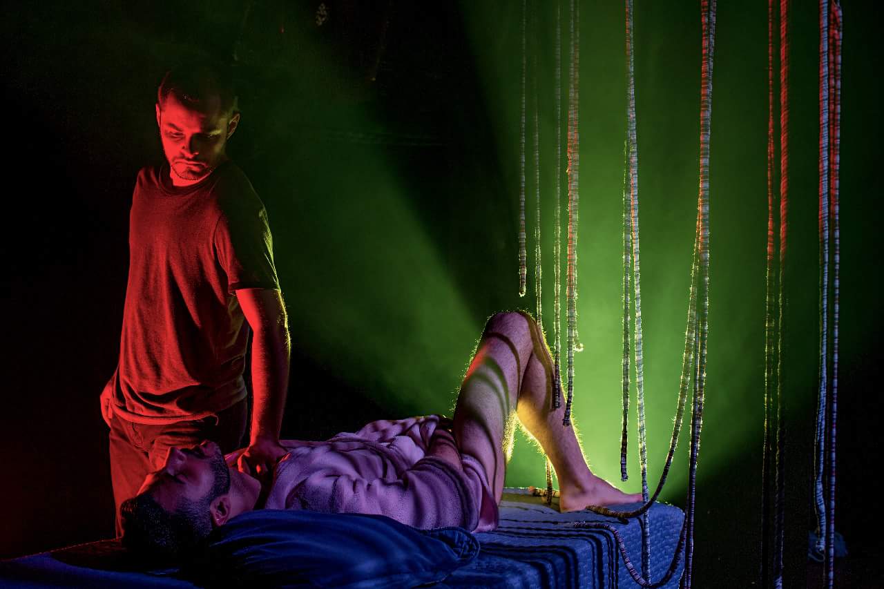 Bruta Flor: casal gay conflituoso na peça em cartaz no Teatro Augusta com Adriano Arbol e Willian Tucci