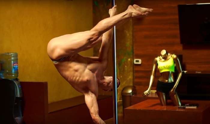 Bryan Hawn faz paródia usando pole dance e fio dental salientando sua bunda famosa