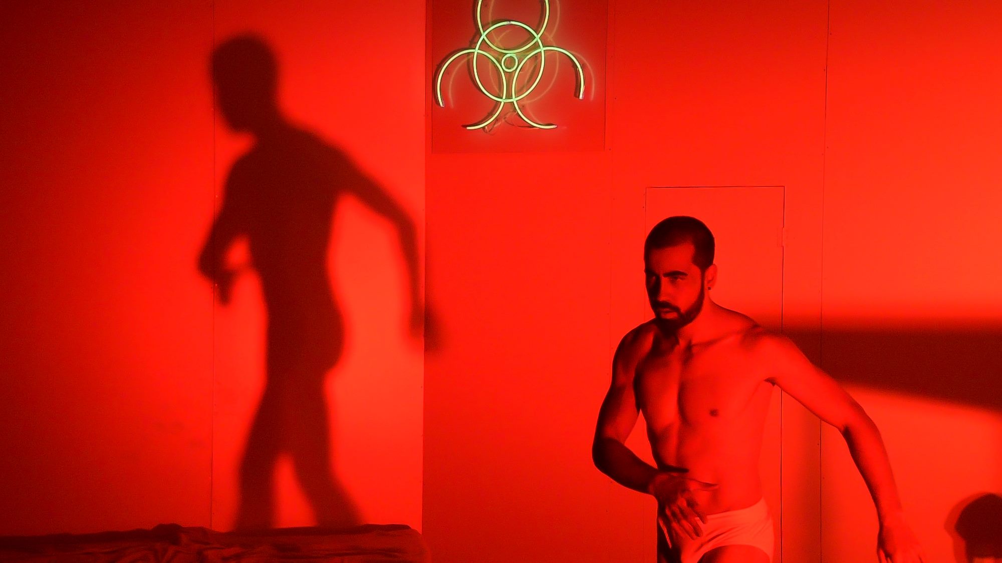 Ricardo Corrêa vive gay em busca do HIV em surubas bare na peça Bug Chaser - Coração Purpurinado