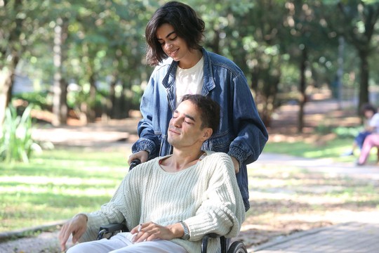 Caio Blat e Clara Gallo em Califórnia, de Marina Person