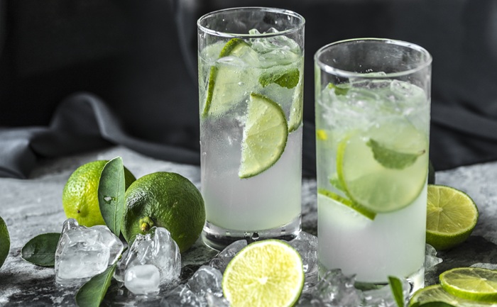 Rola caipirinha em dobro na happy hour do Medieval hoje